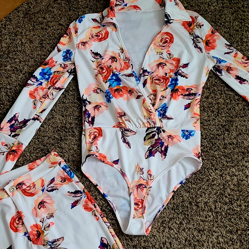 -2 pc outfit bodysuit matching pants floral print size small
